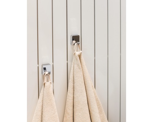 Handdoeken die aan handdoekhaken hangen