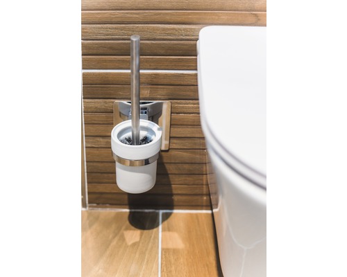 Toiletborstel en toiletpot in een badkamer