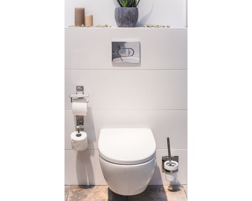 Moderne badkamer met wandcloset, toiletpapierhouder en toiletborstelset.