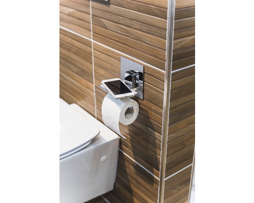 Badkamer met toiletpapierhouder en mobiele telefoonhouder