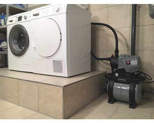 Wasmachine, droger en hydrofoorinstallatie in de bijkeuken