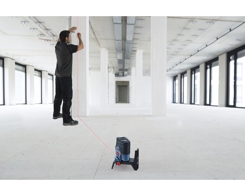 Een man werkt met een lijnlaser in een casco voor uitlijning.