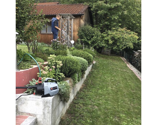 Tuinbesproeiing met tuinwaterpomp voor een huis