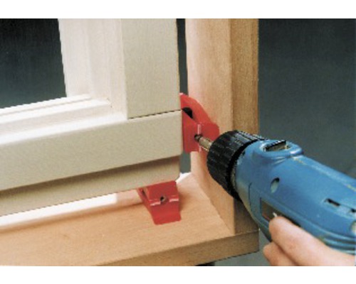 Hoekklem in gebruik met een accuschroevendraaier op een houten frame