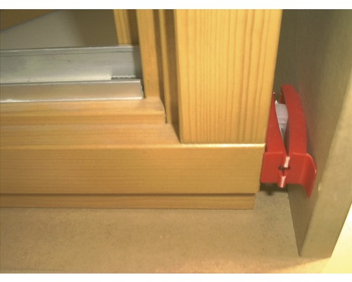 Detailopname van een schuifdeurbeslag op een houten kast