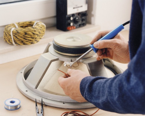 Luidspreker solderen met een soldeerbout, inclusief soldeerdraad, tang en kabels