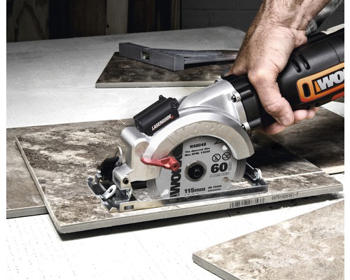 Tegelsnijder in gebruik voor het snijden van tegels