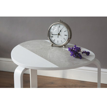 Ronde bijzettafel met klok en decoratie