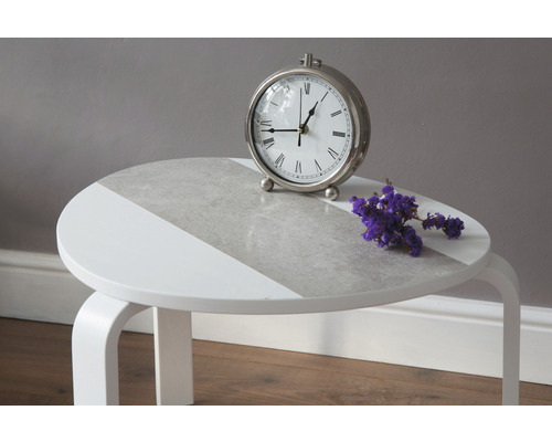 Ronde bijzettafel met klok en decoratie