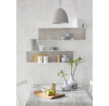 Lichte keuken met planken, servies en tafel