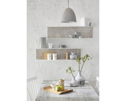Lichte keuken met planken, servies en tafel