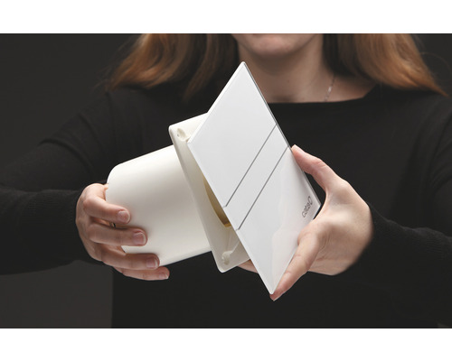 Persoon houdt een afzuigventilator van het merk Cata vast.