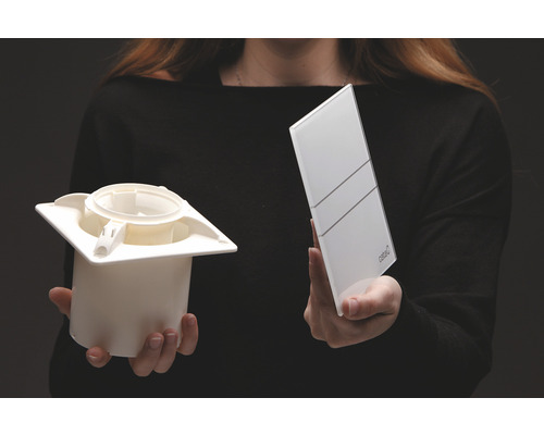 Persoon houdt ventilatieventiel en afdekplaat in de hand