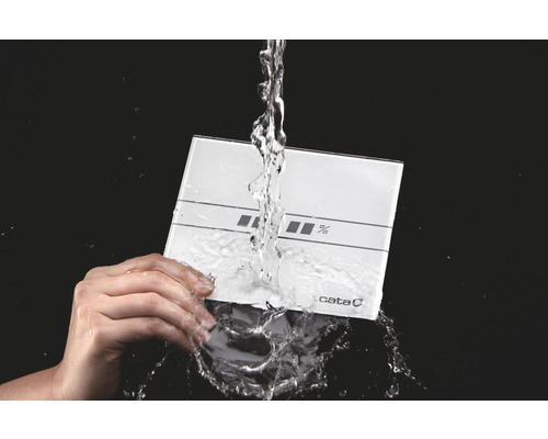 Waterdichte keukenweegschaal met percentage-aanduiding wordt met water overgoten.