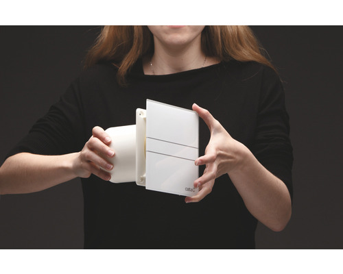 Vrouw houdt een badkamerventilator vast.