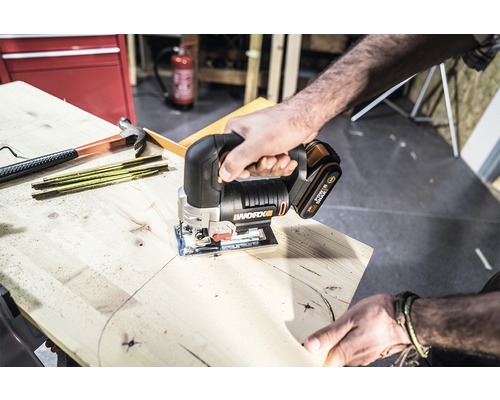 Accu decoupeerzaag in gebruik bij het zagen van hout