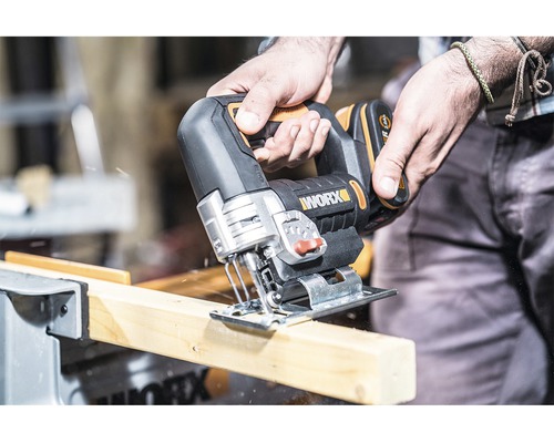 Accu decoupeerzaag bij het zagen van een stuk hout