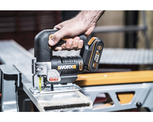 Accu decoupeerzaag in gebruik voor het zagen van een werkstuk. Worx logo.