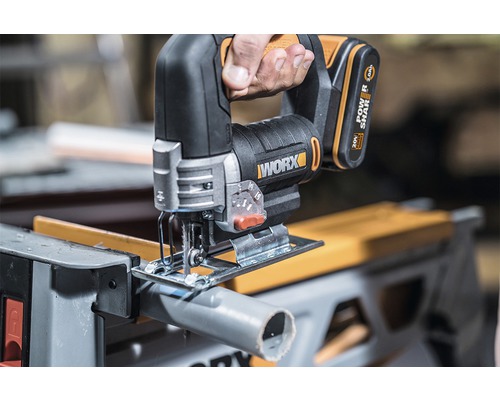 Accu decoupeerzaag bij het snijden van een buis