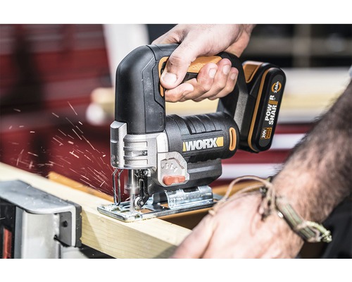 Accu decoupeerzaag bij het zagen van hout met spanen