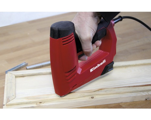 Einhell elektrische tacker bij het nieten van een houten frame
