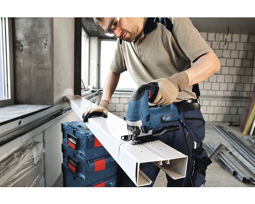 Ambachtsman zaagt een profiel met een decoupeerzaag