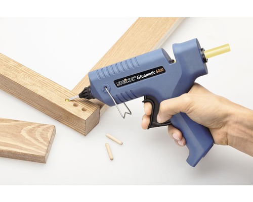 Steinel Gluematic 5000 lijmpistool in gebruik met houten stukken en pluggen