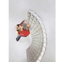 Vrouw monteert glazen bouwstenen in een ruimte