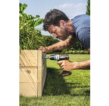 Man schroeft met een accuslagschroevendraaier aan een verhoogde tuinbak