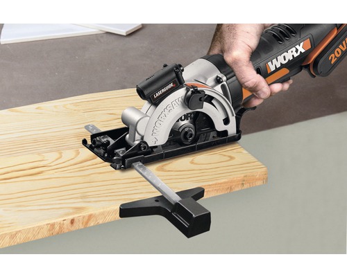 Worx handzaagmachine snijdt houten plank