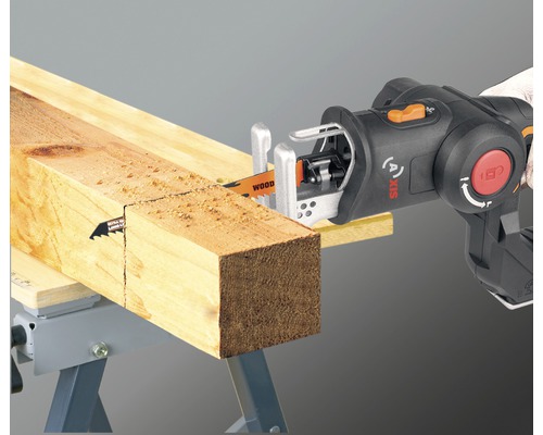Accu-reciprozaag zaagt door een stuk hout