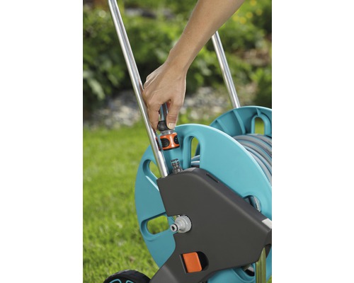 Tuinslangwagen met een persoon die een slangaansluiting bevestigt