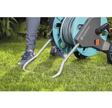 Gardena slangenwagen met opgerolde slang in de tuin