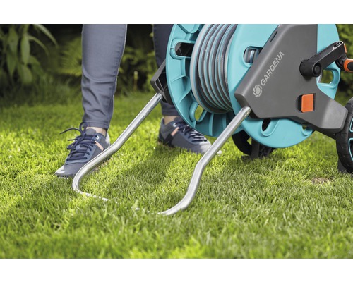 Gardena slangenwagen met opgerolde slang in de tuin