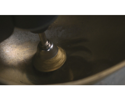 Draadaanbouwborstel voor boormachine in metalen kom