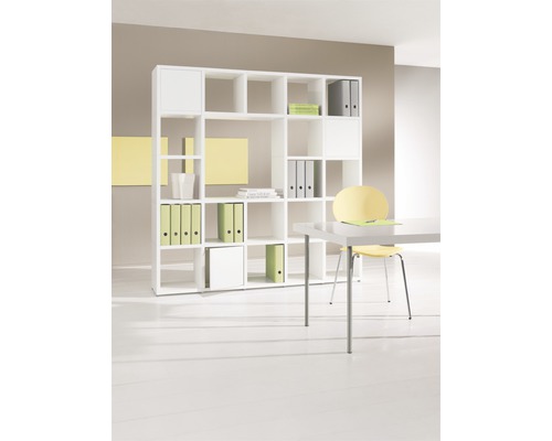 Kantoor met witte stellingkast en tafel