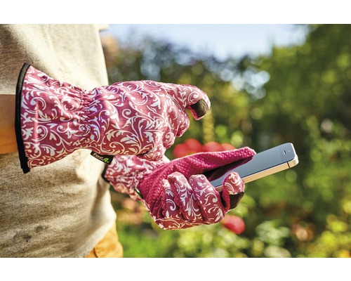 Persoon met tuinhandschoenen bedient een smartphone