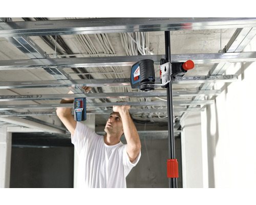 Man monteert plafondconstructie met laserwaterpas