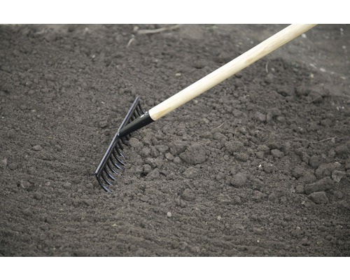 Tuinhark met houten steel in gebruik op aarde