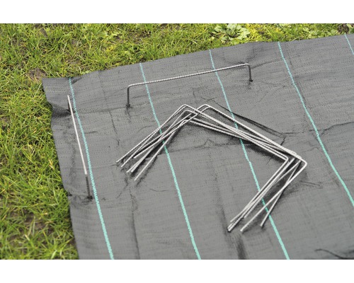 Antiworteldoek met ankerpennen op gazon
