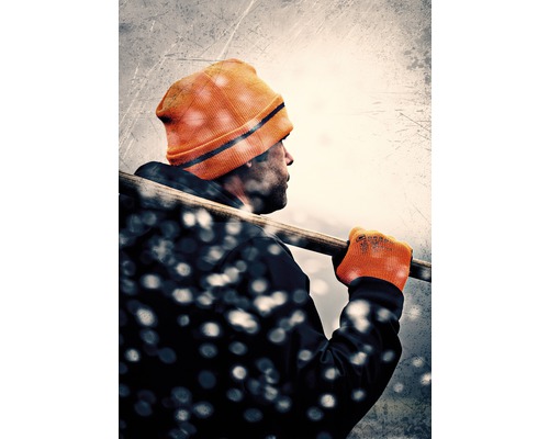 Man met muts, handschoenen en schep