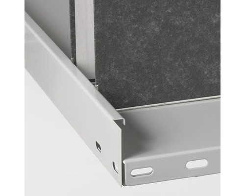 Detailopname van een grijze stellingconstructie met legplank en achterwand