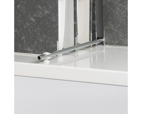 Detailweergave van een tegelrek met metalen stang voor de presentatie van tegels