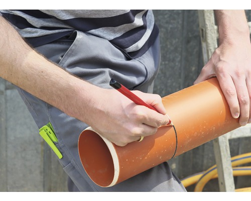 Een persoon tekent met een pen een lijn op een plastic buis.