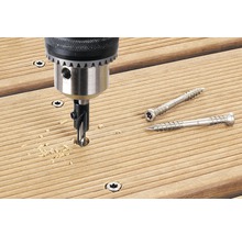 Verzinkboor met schroeven op houten terras