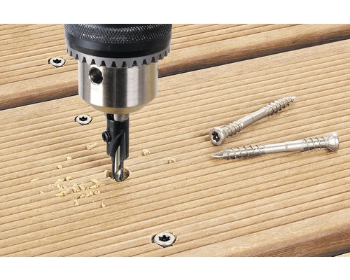 Verzinkboor met schroeven op houten terras