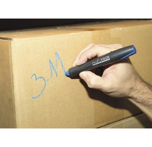 Een hand beschrijft een kartonnen doos met een permanente stift van het merk Pica Visor.