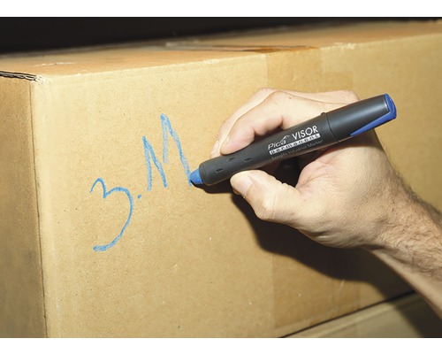 Een hand beschrijft een kartonnen doos met een permanente stift van het merk Pica Visor.