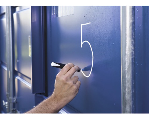 Een persoon schrijft met een marker het cijfer vijf op een blauw oppervlak.