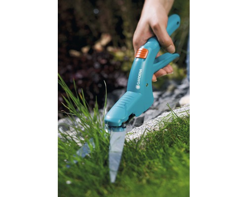 Gardena grasschaar in gebruik voor het knippen van gras